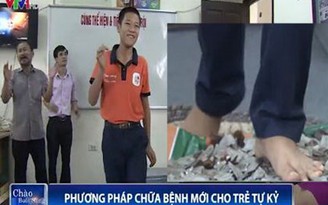 Cho trẻ tự kỷ đi trên mảnh thủy tinh