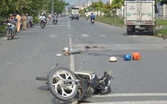 Xe máy và xe tải tông nhau, 2 người chết
