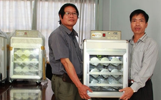Tặng 5 máy ấp trứng gà, vịt cho Trường Sa