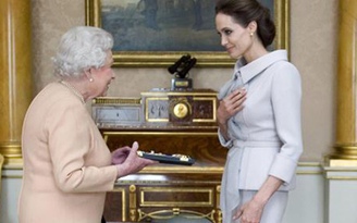 Angelina Jolie được phong tước Quý bà