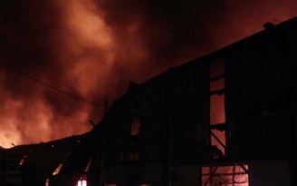 Cháy dữ dội tại khu công nghiệp Quang Minh