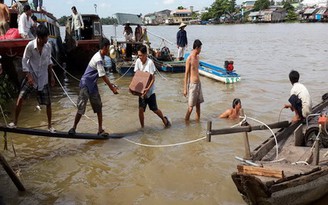 Nổ lớn trên ghe hàng, 70 tấn hàng hóa chìm xuống sông