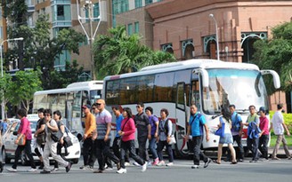 Lại tự làm khổ nhau