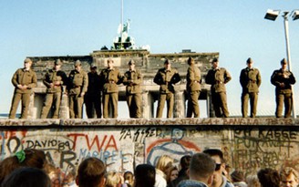 Sự sụp đổ bất ngờ của Bức tường Berlin
