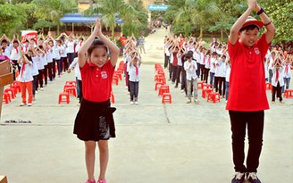 Học sinh vùng cao đón niềm vui từ biệt đội tay sạch