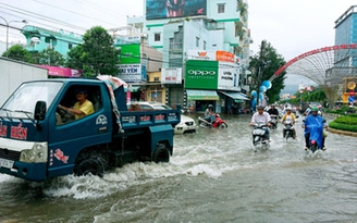 Mưa cực lớn, nhiều đường phố Bạc Liêu biến thành… sông