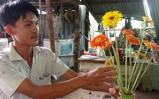 Thầy giáo trồng hoa trên núi Cấm