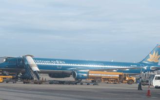 Khách đòi mở cửa thoát hiểm khi máy bay Vietnam Airlines đang bay