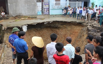 Thanh Hóa lấp 'hố tử thần' bằng 1.000 m3 đất đá