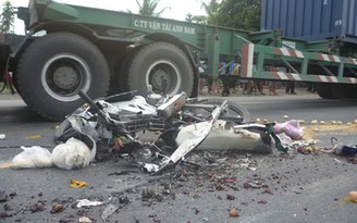 Container va chạm xe máy, một người tử vong