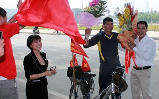 Người đạp xe xuyên Việt ủng hộ người nghèo đã đến Hà Nội