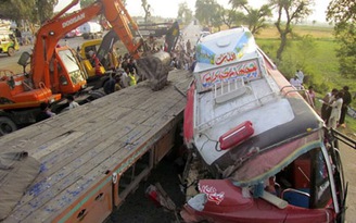 56 người chết trong tai nạn xe buýt tại Pakistan
