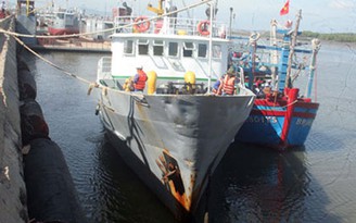 Lai dắt tàu cá và 7 ngư dân bị nạn vào bờ an toàn