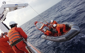Tìm thấy tàu cá trôi dạt, cứu 8 ngư dân