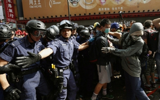 Chùm ảnh cảnh sát Hồng Kông đẩy lùi người biểu tình
