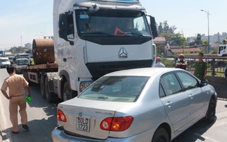 Xe container va chạm ô tô, hàng trăm xe kẹt cứng gần cảng Cát Lái