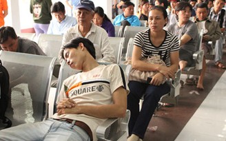 Ga Sài Gòn bán vé trực tiếp: Đợi chờ vật vã, kết quả ‘hết vé’