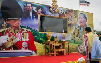 'Nhuộm vàng' sinh nhật vua Thái
