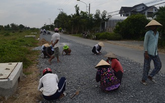 Dân đổ ra đường nhặt 'vàng'