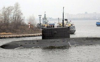Xem lai dắt tàu ngầm Kilo Việt Nam lên tàu Rolldock Star