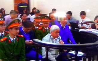 Nguyễn Đức Kiên ôm ngực xúc động trả lời thẩm vấn tại tòa