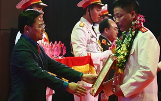 Tuyên dương 70 thanh niên quân đội, công an làm theo lời Bác