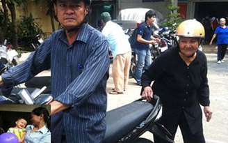 Hai mẹ con xưng là người thân đến nhận bé trai bị bỏ rơi trên taxi