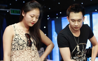 Văn Mai Hương diện áo ren "xuyên thấu" tập hát cùng Dương Triệu Vũ