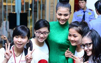 Trương Thị May cảm động vì sinh viên