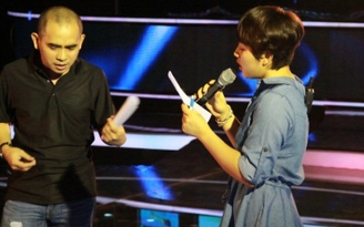 Nhạc sĩ Đức Trí hăng say hướng dẫn cho Top 7 Vietnam Idol 2012