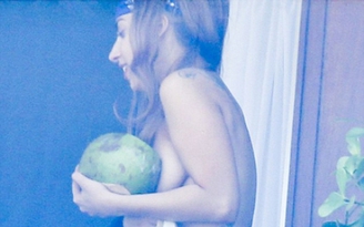 Lady Gaga "vớ" trái dừa che ngực trần trên ban công