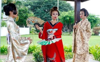 Thí sinh VN's Next Top Model “làm điệu” với kimono