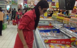 Bắt gặp “gái quê” Lê Thị Phương hì hục trong siêu thị
