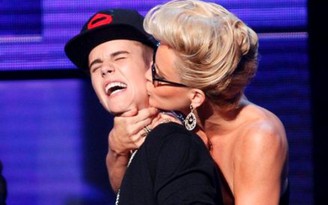 Justin Bieber bị siêu mẫu Jenny McCarthy "cưỡng hôn"