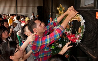 Đức Tiến mừng Noel sớm với trẻ em vùng biên