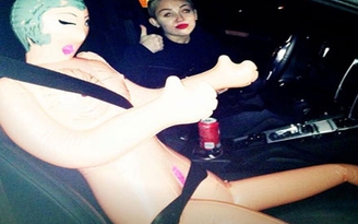 Miley Cyrus được tặng quà... "búp bê tình dục"
