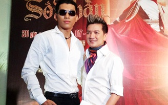 Mr Đàm "trắng toàn tập" đọ dáng cùng siêu mẫu