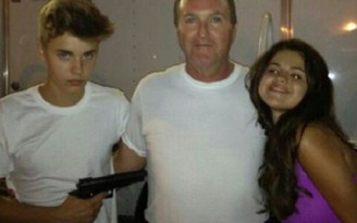 Justin Bieber bị phản ứng vì chụp ảnh khoe súng