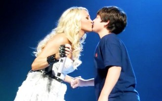 Carrie Underwood và nụ hôn đầu đời