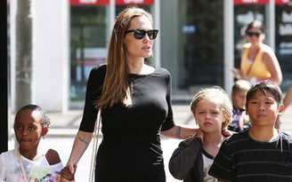 Angelina Jolie 'thả rông' xuống phố khoe ngực đầy khó tin
