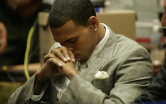 Chris Brown bị bắt giữ vì tội đánh người