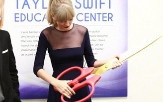 Taylor Swift cầm ‘kéo khủng’ cắt băng khánh thành trường học mang tên mình