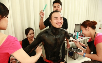 Next Top Model: Thí sinh bị nhuộm đen trắng toàn thân