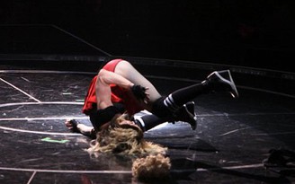 Selena Gomez ‘vồ ếch’ trên sân khấu vì nhảy quá sung