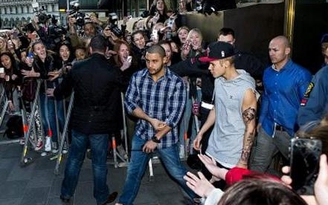 Justin Bieber bị đuổi khỏi khách sạn vì fan quá khích