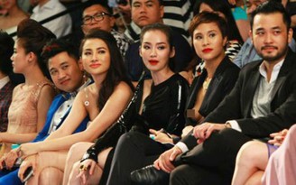 Diện vest ‘quên’ nội y, Phương Mai hớ hênh ngay trên ghế đầu Elle Show