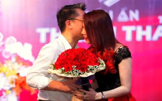'Người tình đại gia' ôm hôn Thanh Thảo thắm thiết