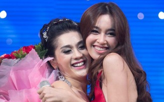 Đệ nhất mỹ nhân chuyển giới Thái Lan ôm hôn Lâm Chi Khanh thắm thiết
