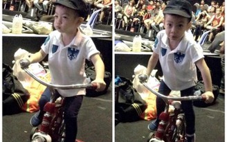 Con trai Hồ Ngọc Hà nhí nhảnh đạp xe khi mẹ bận tập chương trình