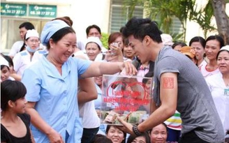 Ngọc Luân The Voice ôm thùng từ thiện đi quyên tiền
